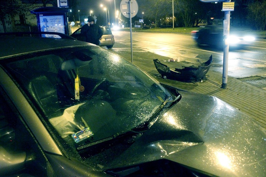 Dwa samochody zderzyły się na skrzyżowaniu ul. Drewnowskiej z ul. Kasprzaka w Łodzi