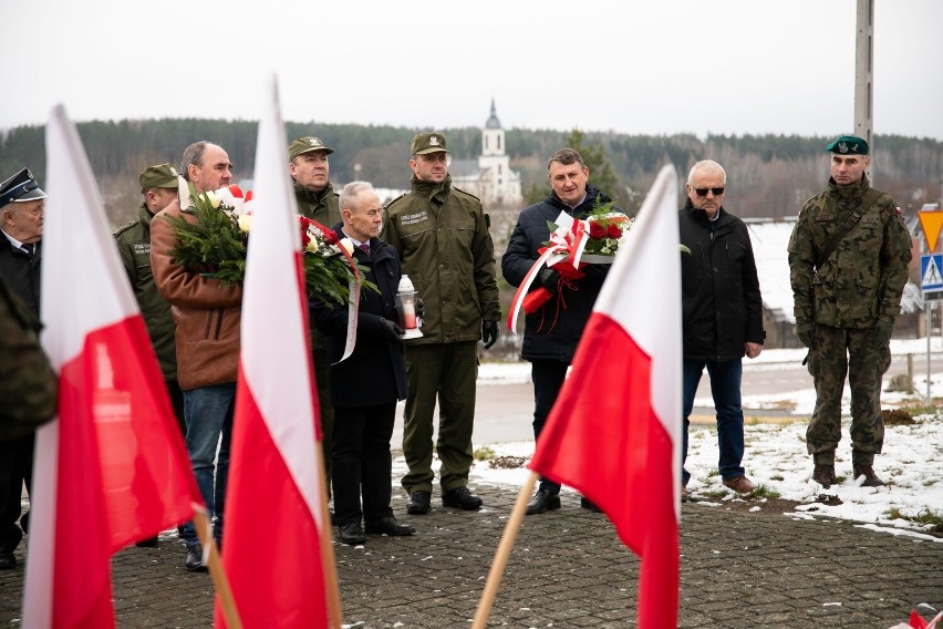 Rajd pamięci z okazji 160. rocznicy wybuchu Powstania Styczniowego. Samorządowcy, mundurowi i młodzież odwiedzili miejsca pamięci 