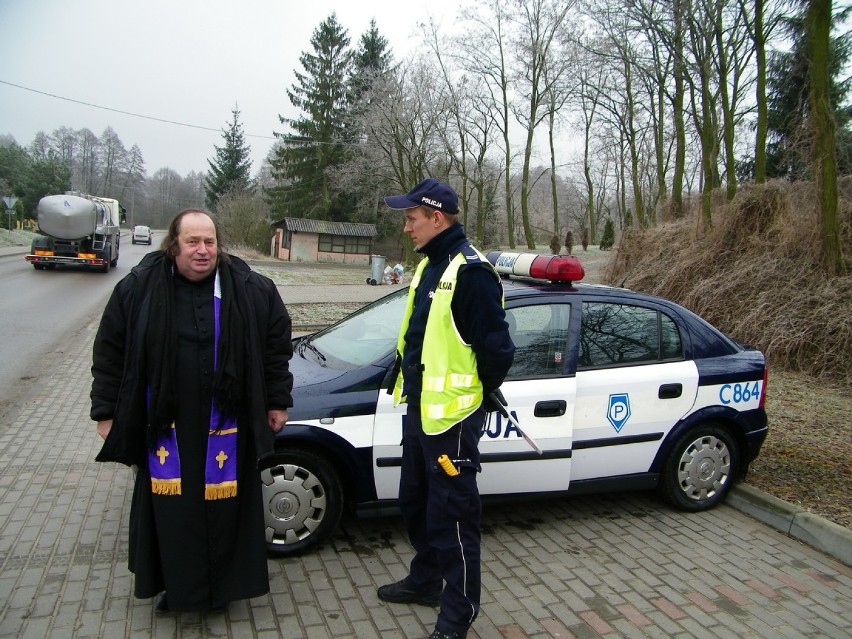 Policjanci z Topólki wspólnie z księdzem rozdawali odblaski [zdjęcia]
