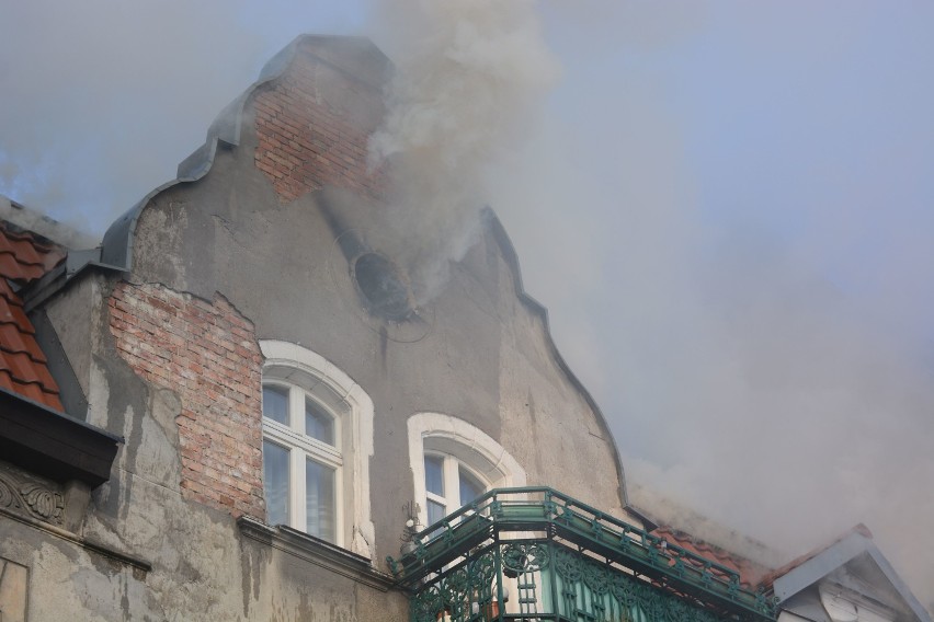 Pożar kamienicy w centrum Grudziądza. Spłonęło poddasze [zdjęcia]
