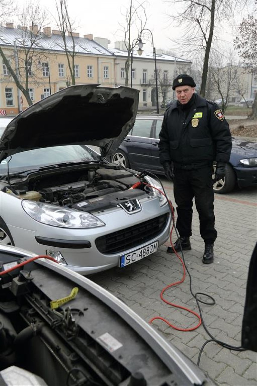 Straż miejska pomaga odpalić auto w Piotrkowie, strażnicy...