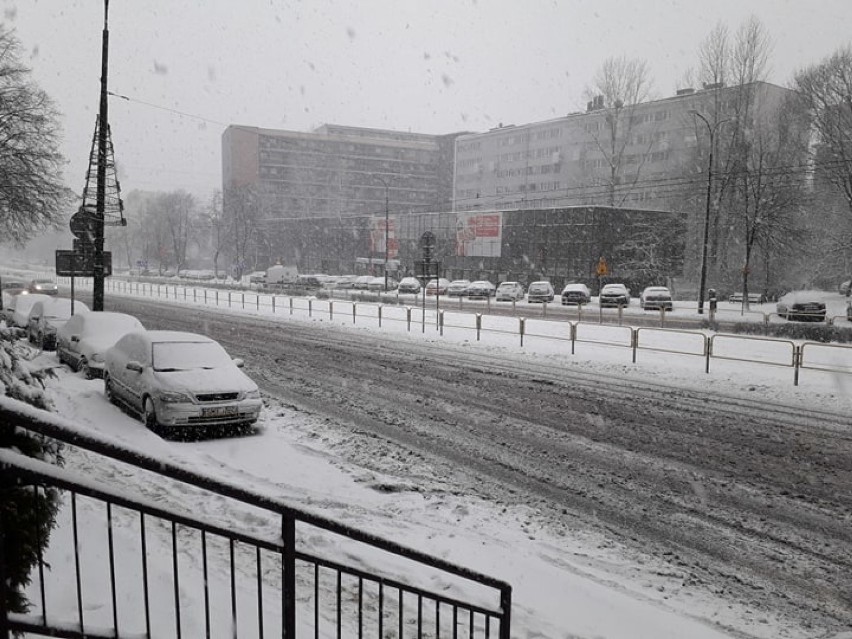 Atak zimy w Śląskiem! Paraliż na drogach. Sprawdź gdzie są największe problemy [RAPORT Z DRÓG]