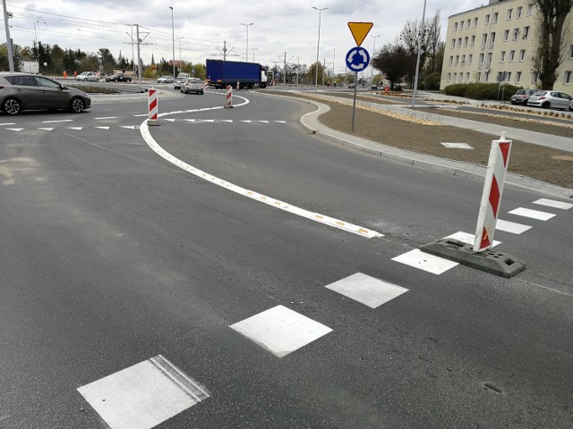 Dobiegają końca prace na placu Chrapka. Na wybudowanym rondzie, które ma być docelowo turbinowym montowane są separatory, dzięki którym podczas jazdy na samym rondzie nie będzie możliwości zmiany pasa z zewnętrznego na wewnętrzny i odwrotnie.

Czytaj więcej na następnych stronach >>>>

(źródło: mzd.torun.pl)