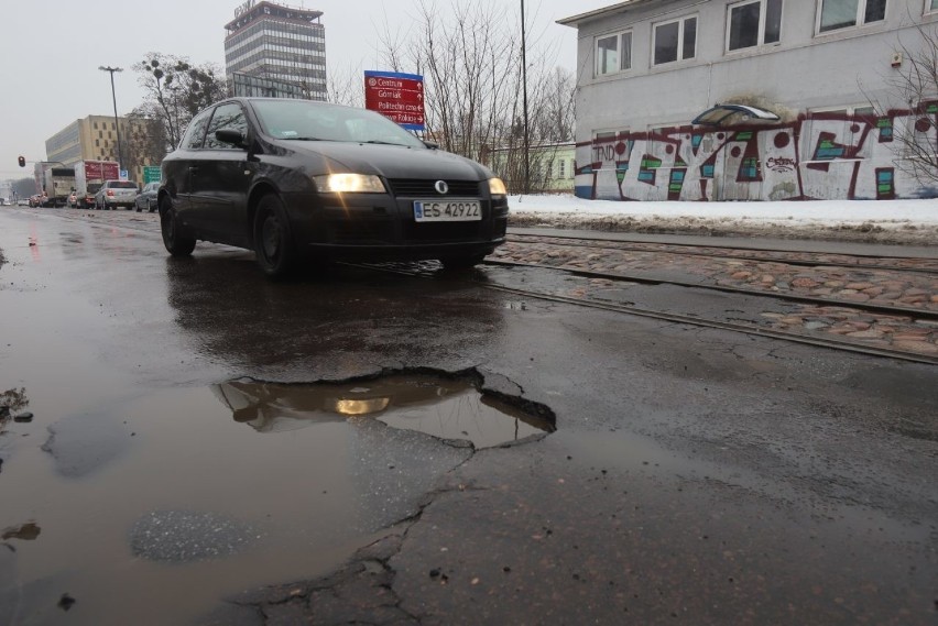 Dwa razy więcej pieniędzy na łatanie dziur na ulicach Łodzi. Magistrat przestraszył się pozwu zbiorowego?