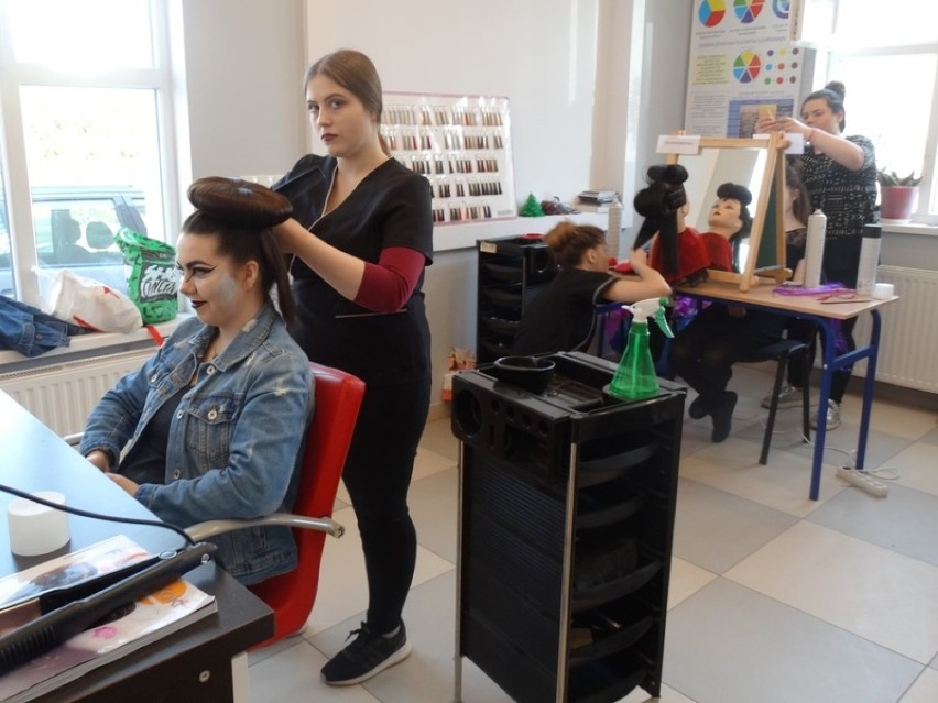 Pierwsze takie fryzjerskie zmagania uczennic w Malborku. Sukcesy były też na znanym konkursie w Gdyni