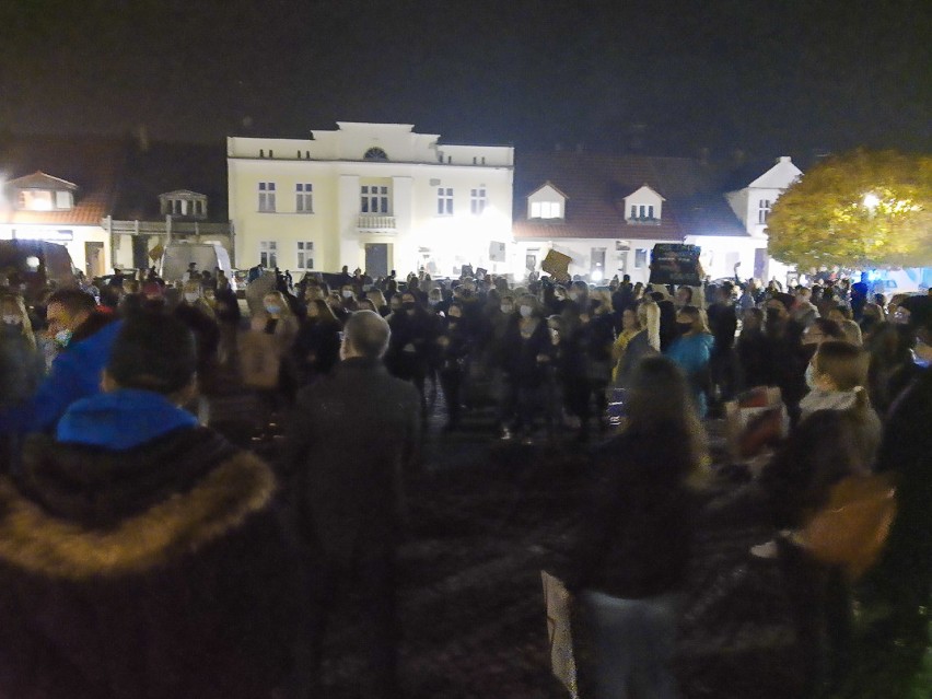 "Czarny protest" w Pniewach. Tłumy wyszły na ulice [ZDJĘCIA]