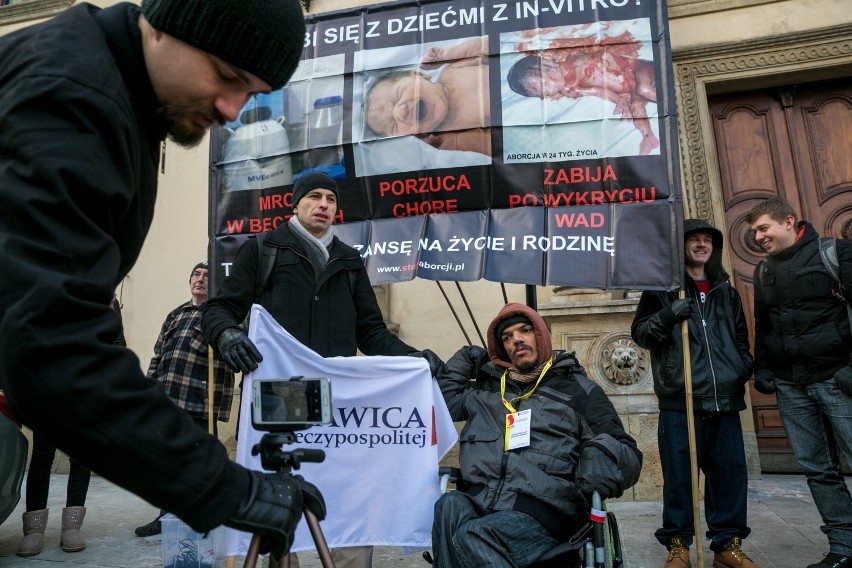 Kraków. Zwolennicy i przeciwnicy in vitro protestowali przed magistratem [ZDJĘCIA]