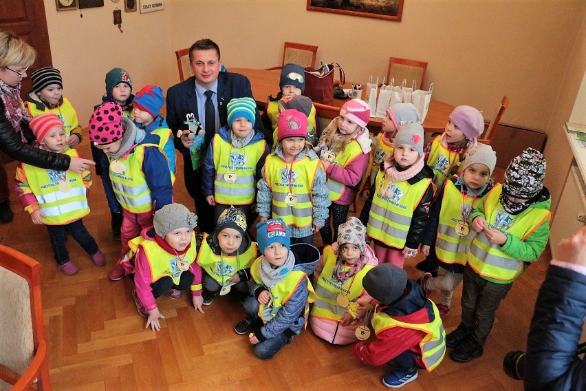 "Krecik" w podróży z Przedszkolem Nr 2 odwiedza Burmistrza Złotowa