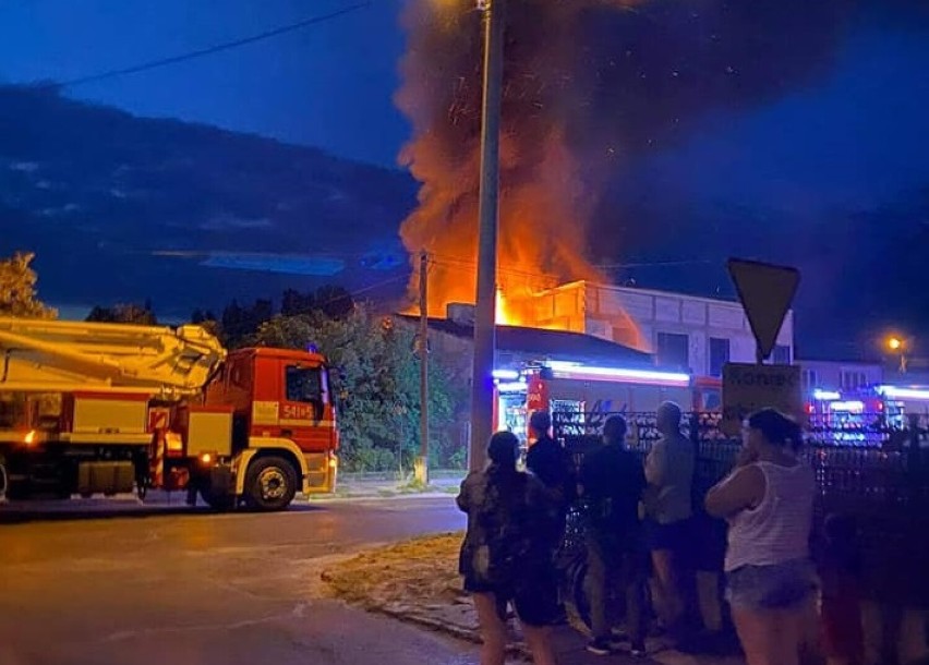 Pożar budynków gospodarczych przy ul. Mireckiego w Tomaszowie Maz. [ZDJĘCIA]