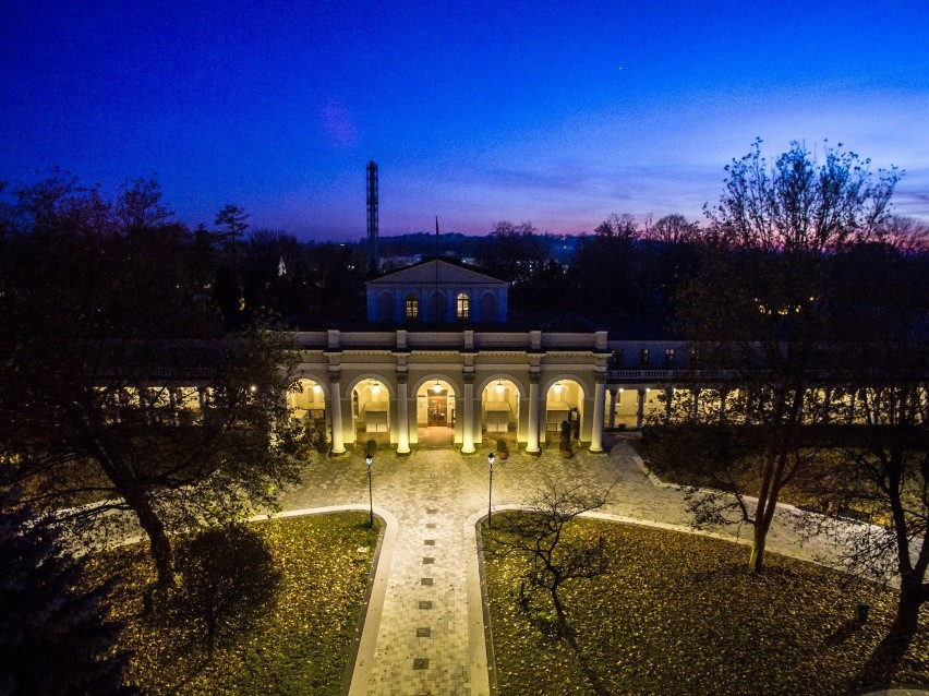 Buski Park Zdrojowy i sanatorium Marconi o nocnej porze...