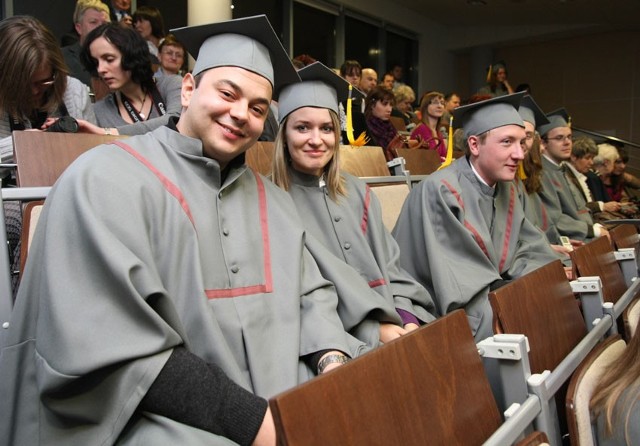 Mniej studentów otrzymuje w tym roku stypendia za dobre wyniki w nauce.