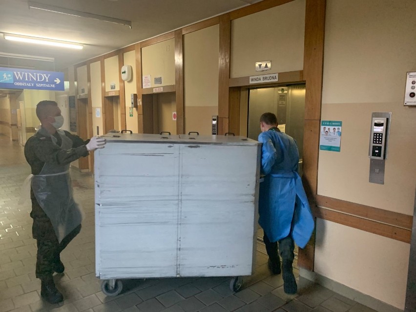  Żołnierze z Sieradza pomagają w szpitalu w Bełchatowie ZDJĘCIA