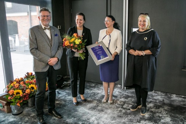 Pomysłodawcą i kuratorem docenionej wystawy - "Portret ślubny naszych dziadków i pradziadków" - jest Anna Grzeszna-Kozikowska. I to ona  odebrała nagrodę wspólnie z Anną Soborska-Zielińską