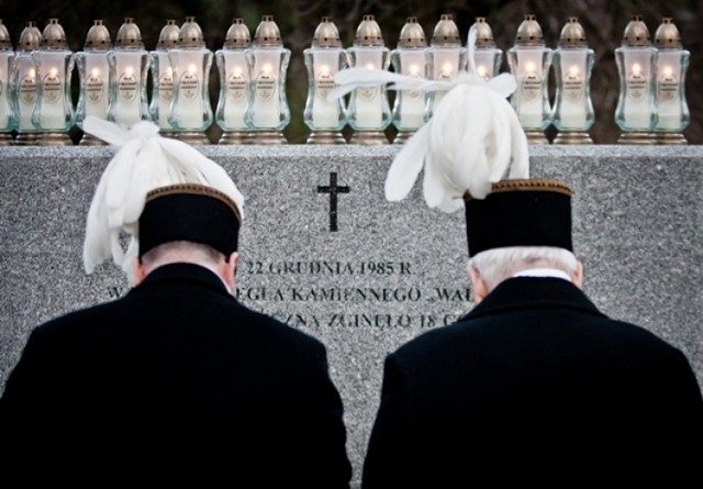 Wałbrzyscy górnicy oddają hołd swoim 18 tragicznie zmarłym kolegom przed tablicą na cmentarzu przy ul. Moniuszki, która upamiętnia katastrofę na kopalni „Wałbrzych"