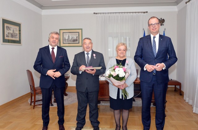 Sześć par małżeńskich z Przemyśla obchodziło jubileusz 50 lat wspólnego pożycia. Nz. państwo Danuta i Eugeniusz Dziwik podczas spotkania z prezydentem W. Bakunem i kier. USC A. Durbajło.