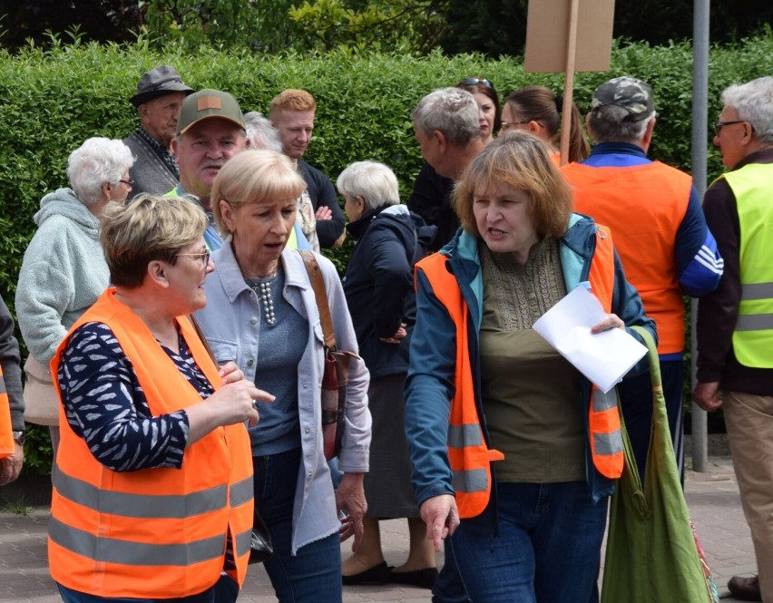 Protest na drodze krajowej 42 w Działoszynie. Mieszkańcy domagają się "ujarzmienia" ruchu samochodowego ZDJĘCIA