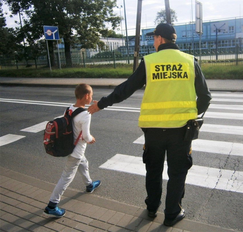 Nyska straż miejska pilnuje dzieci przed szkołami i...