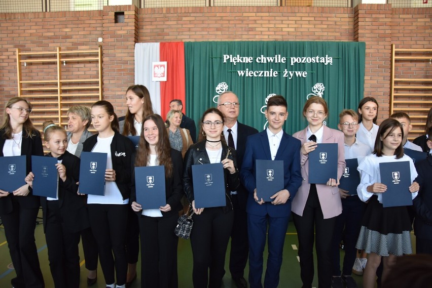 Dzień Edukacji Narodowej. Nagrody finansowe wójta gminy Sieradz dla 68 uczniów  ZDJĘCIA