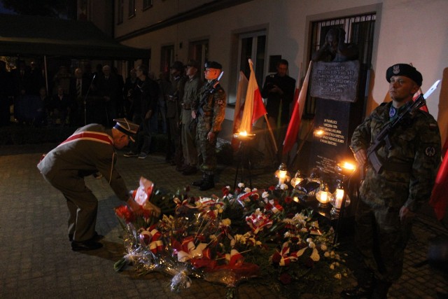 Obchody rocznicy wybuchu II wojny światowej w Wieluniu rozpoczęły się o godz. 4.40 przy pomniku upamiętniającym ofiary bombardowania miasta
