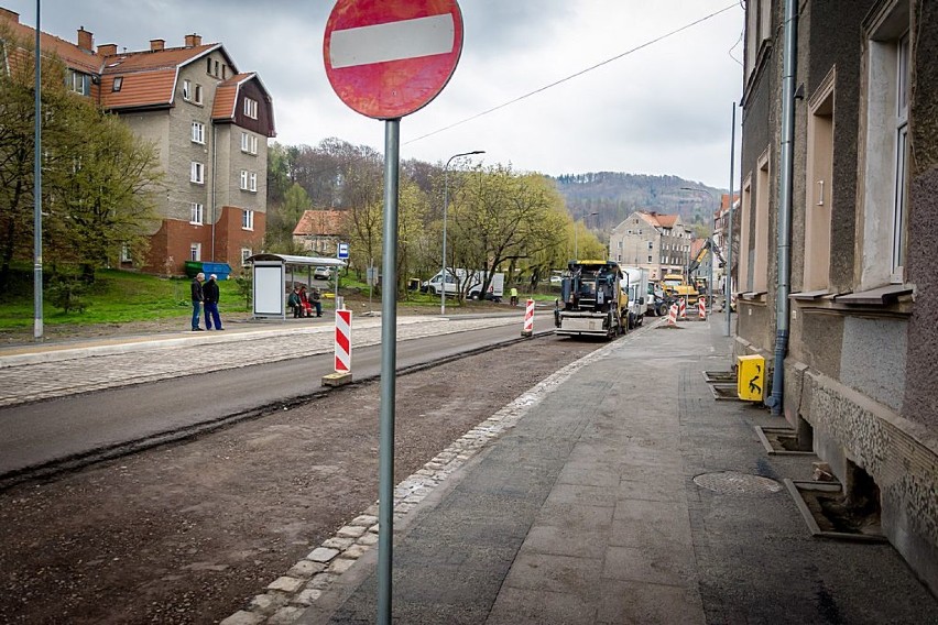 Przedłuża się remont ulicy Niepodległości w Wałbrzychu....