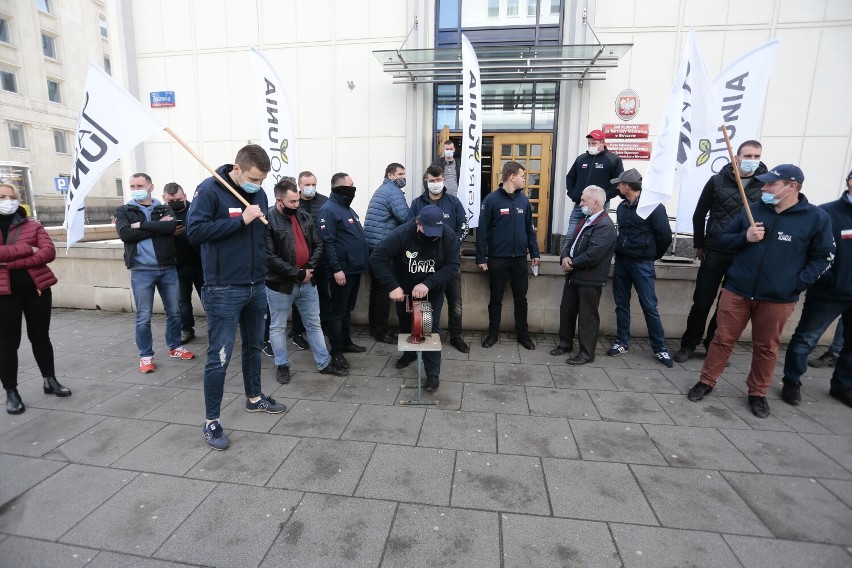 Warszawa. Konferencja AGROunii i druga odsłona wojny o wieś. Rolnicy zapowiadają gigantyczny paraliż dróg 