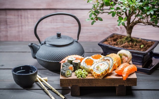 10. New Kansai Sushi Bar Gdańsk

Restauracja oferuje sporo promocji - w każdy dzień tygodnia można skorzystać z którejś atrakcyjnej oferty, również na alkohol. Spróbujecie tu nie tylko sushi, ale również lodów o smaku zielonej herbaty. 

Jana Heweliusza 13, Gdańsk