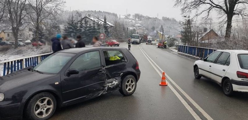 Nowy Sącz. Na ulicy Lwowskiej zderzyły się trzy samochody osobowe [ZDJĘCIA]