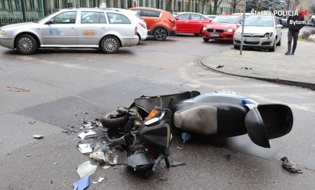 Bytomscy policjanci wyjaśniają okoliczności zderzenia auta z motorowerem.