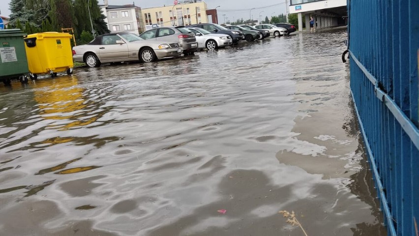 Gwałtowna ulewa przeszła nad Rzeszowem. Zalane ulice, parkingi, wybijające studzienki. Zobacz zdjęcia Internautów!