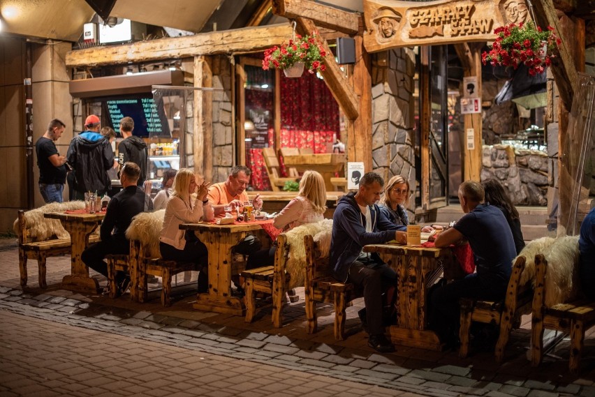 Zakopane. Krupówki nie zasypiają. Nawet nocą są wypełnione po brzegi. Mamy szczyt sezonu turystycznego