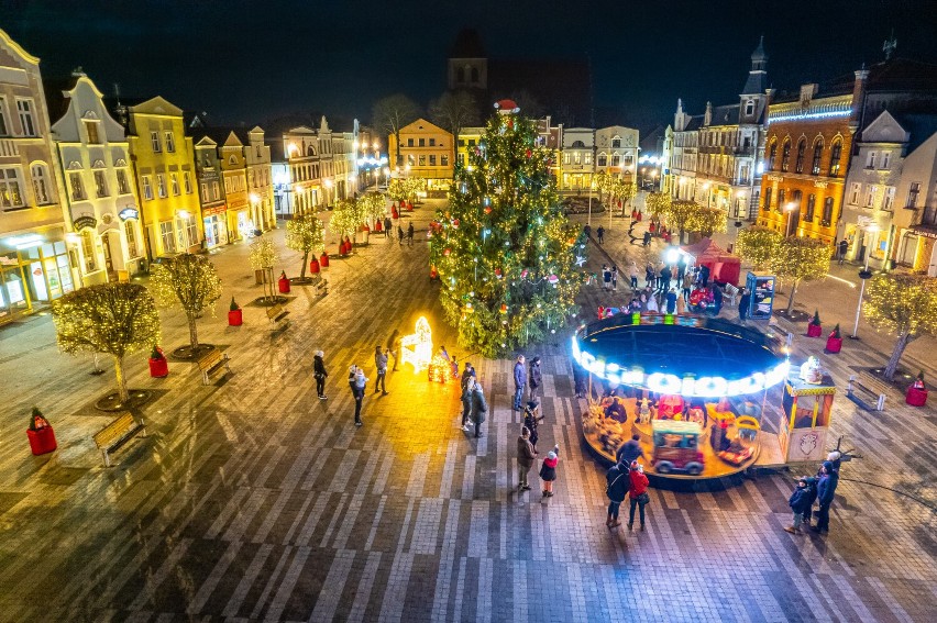 Choinka w Pucku na Starym Rynku włączona. Centrum miasta rozświetliły świąteczne iluminacje.  | ZDJĘCIA, WIDEO