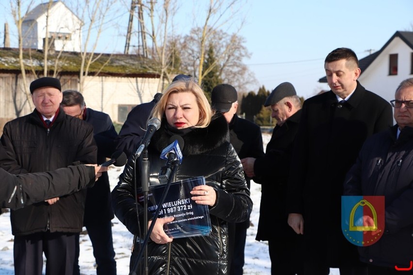 Rządowy Fundusz Rozwoju Dróg 2023. Pięć samorządów w powiecie wieluńskim z dotacjami. W Wydrzynie wręczono symboliczne "czeki" FOTO 