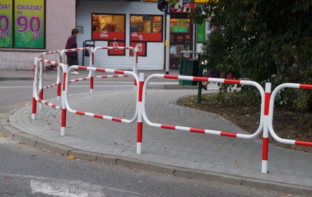 Przy skrzyżowaniu wymieniono nawierzchnię chodnika oraz barierki