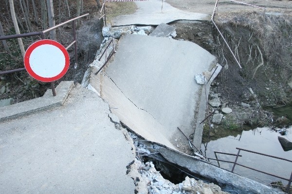 Zawalił się most w Lipnicy Wielkiej [ZDJĘCIA]