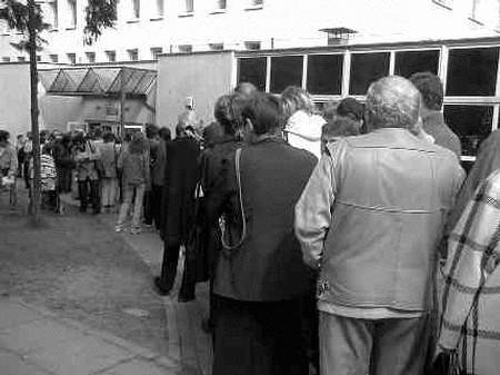 Kilka tysięcy wprowadzonych w błąd mieszkańców powiatu wejherowskiego czekało pod urzędem na wydanie zaświadczenia o dochodach za 2001 rok.