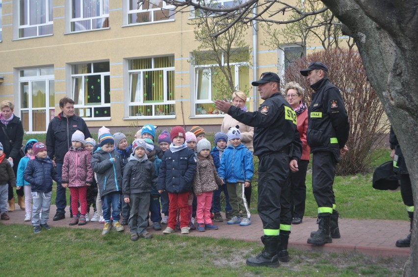 Strażacy z Poniatowej w odwiedzinach u przedszkolaków