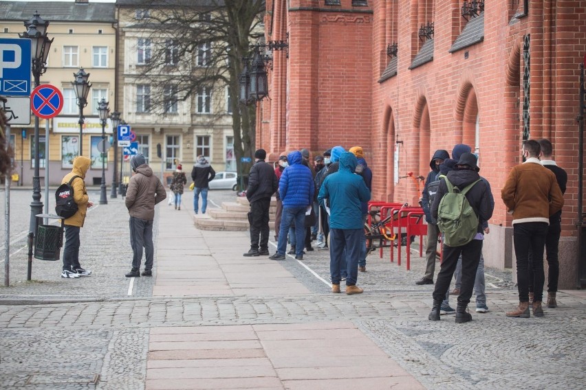 Kolejki do ratusza. Urząd od czwartku ma być na telefon