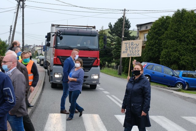 Mieszkańcy Sławkowa wielokrotnie protestowali już przeciwko setkom tirów, które jeżdżą codziennie lokalnymi drogami do Euroterminala Zobacz kolejne zdjęcia/plansze. Przesuwaj zdjęcia w prawo - naciśnij strzałkę lub przycisk NASTĘPNE