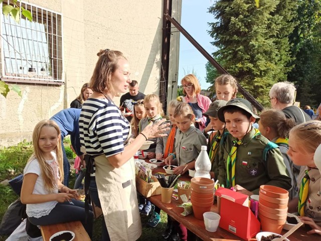 W ramach "Święta ogrodów społecznych w gminie Brzeszcze" odbyły się cztery pikniki. Ostatni przy budynku "Starej Gminy"