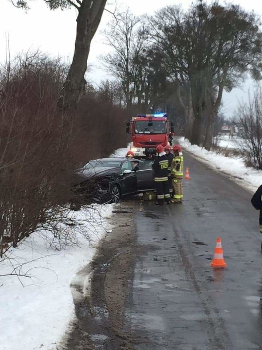 Wypadek w Gorzędzieju. Kierowca sam opuścił uszkodzony pojazd [ZDJĘCIA]