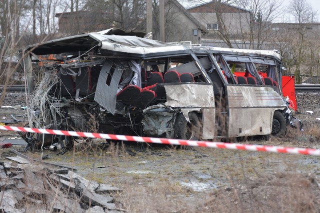 Tragiczny wypadek na przejeździe kolejowym w Warlubiu.  Zderzeniu szkolnego autobusu z pociągiem zginęła jedna osoba