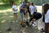 Uczniowie posadzili 450 nowych drzew w Zduńskiej Woli. Miasto uczestniczy jako jedyne w Polsce w innowacyjnej ekologicznej akcji. ZDJĘCIA