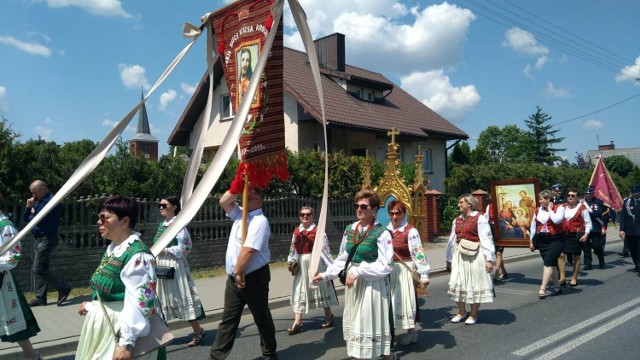 Barwna procesja Bożego Ciała u św. Wojciecha w Sieradzu-Męce