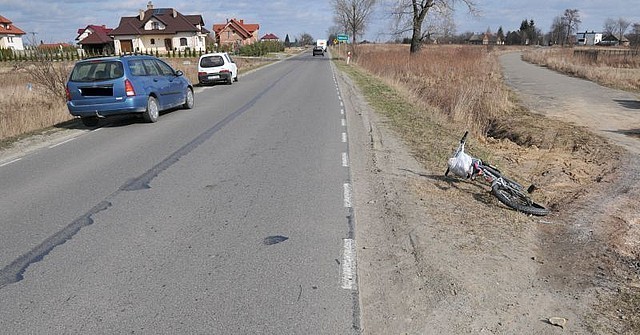 Jarosławscy policjanci wyjaśniają okoliczności wypadku w Surochowie. Jak wynika ze wstępnych ustaleń kierująca fordem focusem w trakcie wyprzedzania potrąciła rowerzystę, który z niewyjaśnionych przyczyn, najprawdopodobniej ze względu na silny podmuch wiatru, zjechał na przeciwny pas ruchu. 82-letni mieszkaniec Jarosławia uderzył w prawy przód forda i upadł na jezdnię.

Kradli luksusowe auta na Ukrainie. Zatrzymało ich CBŚ