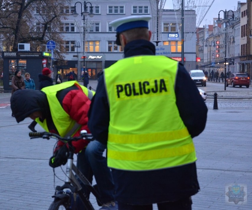 Na drogach jest niebezpiecznie, ruszyła więc akcja "Świeć się na święta". Policjanci w Opolu rozdają odblaski
