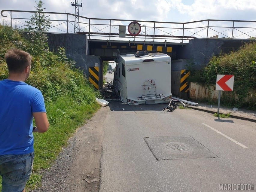 Wypadek w Opolu. Roztrzaskał nowiutkiego kampera o wiadukt...