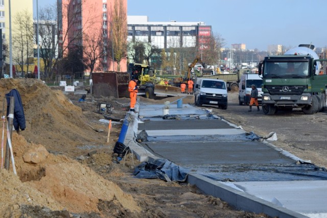 Mimo że fragmentach przebudowywanej ulicy Domaszowskiej oraz jej skrzyżowania z Aleją Solidarności  w Kielcach leży asfalt to inwestycja nie skończy się w tym roku. Wykonawca chce po raz drugi przedłużenia umowy. 

Zobacz kolejne zdjęcia z placu budowy