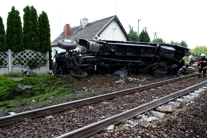 Pociąg uderzył w tira w Milejowie