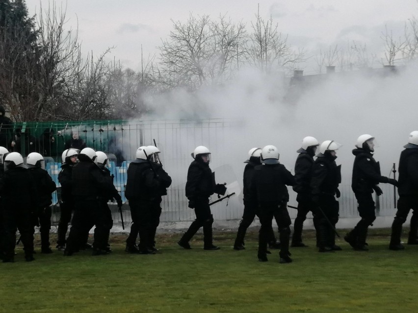 Rozróba na meczu Okocimski Brzesko - Tarnovia. Policja użyła armatki, są zatrzymani i ranni