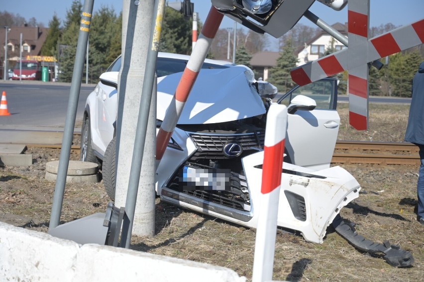 Wypadek samochodu z pociągiem na przejeździe kolejowym w Małym Rudniku pod Grudziądzem
